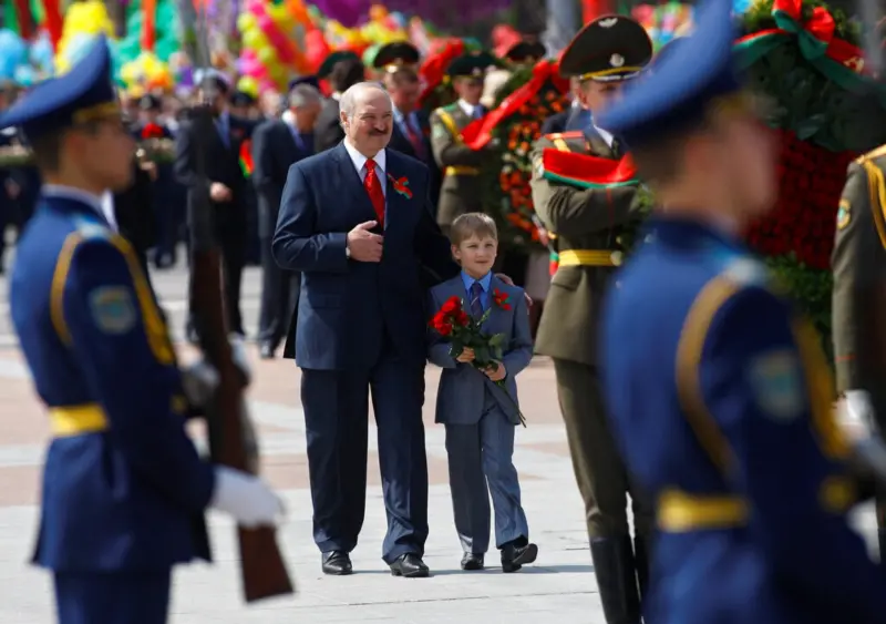    ▲白俄羅斯總統盧卡申科的幼子尼古拉，從小就常被父親帶著出席大小活動。攝於2011年。（圖／美聯社／達志影像）  