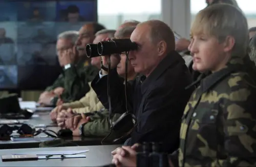 ▲白俄羅斯總統盧卡申科的幼子尼可拉（右），從小就常跟著父親帶著出席大大小小、國內外活動，包含與俄羅斯總統蒲亭（圖中拿望遠鏡者）會晤的場合。（圖／美聯社／達志影像）