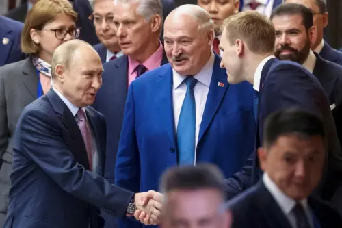 ▲2025年6月，已經成人的尼可拉（右），在父親盧卡申科（中）的見證下，與俄羅斯總統蒲亭（左）握手。（圖／美聯社／達志影像）