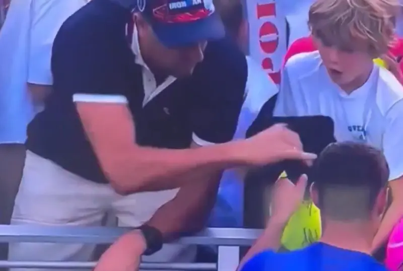 ▲一名波蘭企業CEO斯澤雷克（Piotr Szczerek）從小球迷手中「搶走」網球明星邁赫扎克（Kamil Majchrzak）欲贈送的帽子，引發軒然大波。事後這名CEO坦承「犯下大錯」，並公開致歉。（圖／翻攝自YouTube）