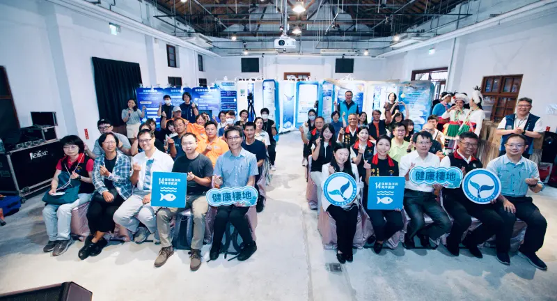 ▲《SEA YOU 海洋的見證與再造》巡迴展最終場，今(2)日在花蓮文化創意產業園區開展，展期至28日，與會人員大合影。（圖／主辦單位提供）