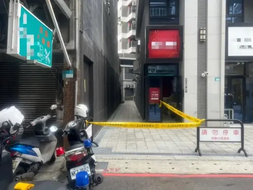 ▲吳男倒臥在防火巷內，經查疑似從高處墜落，送醫急救不治身亡。（圖／翻攝畫面）