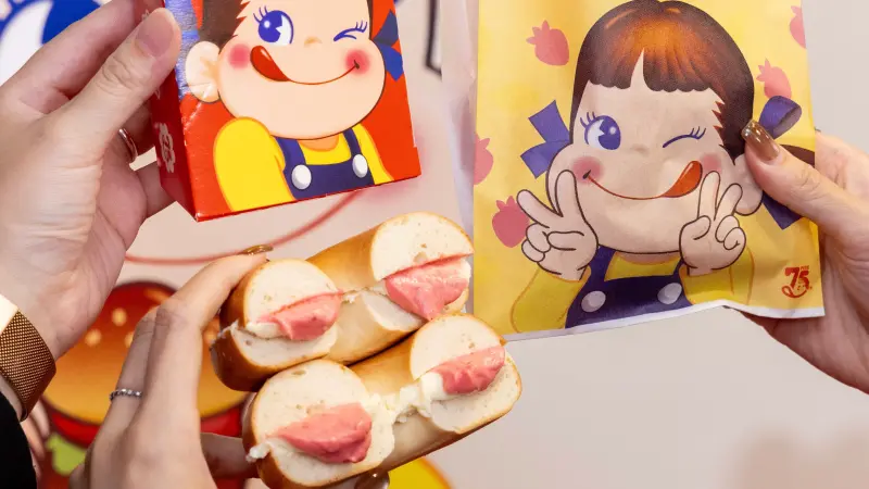 ▲拉亞漢堡聯名日本不二家，今開吃草莓煉乳鮭魚芝加哥堡、草莓煉乳貝果、草莓煉乳可頌等7款新品；PEKO醬保溫袋周邊一次看，還推出「說走就走日本之旅」抽獎活動。LADY M「草莓抹茶千層蛋糕」9月限時回歸。（圖／拉亞漢堡提供）