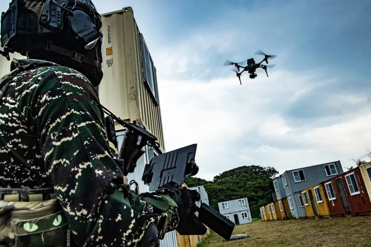▲漢光41號演習中，海軍陸戰隊官兵運用「微型無人機」，提升戰場覺知與透明度。（圖／軍聞社提供）