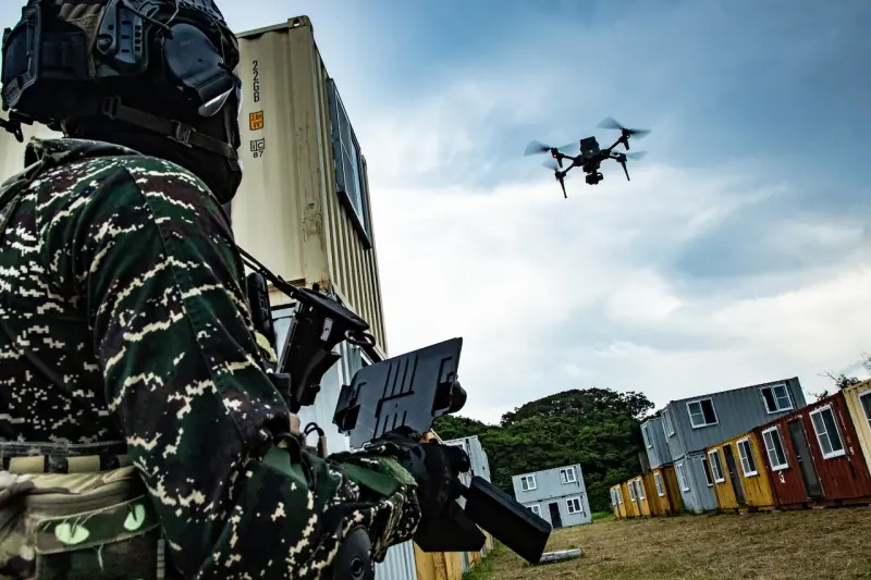 ▲漢光41號演習中，海軍陸戰隊官兵運用「微型無人機」，提升戰場覺知與透明度。（圖／軍聞社提供）