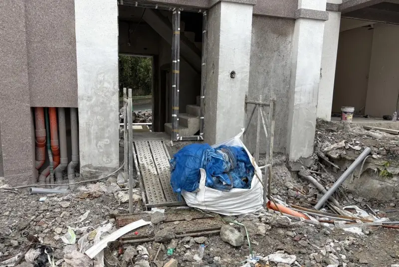 ▲新北市新店一名黃姓工人在四樓窗邊施工時不慎墜落地面。（圖／翻攝畫面）