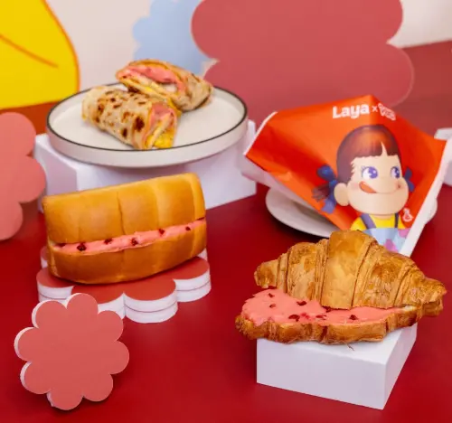 ▲拉亞漢堡×不二家，左起：草莓煉乳皇后奶油吐司、草莓煉乳可頌。（圖／拉亞漢堡提供）