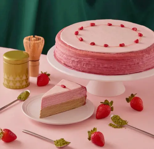 ▲LADY M「草莓抹茶千層蛋糕」280元／片；9吋2800元。（圖／翻攝自LADY M FB）