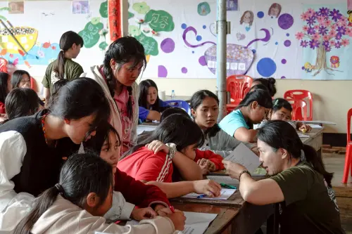 ▲由修平科大師生及校友組成的志工團，前進泰北送愛，並支持教學，學童踴躍參與。（圖／修平科大提供）