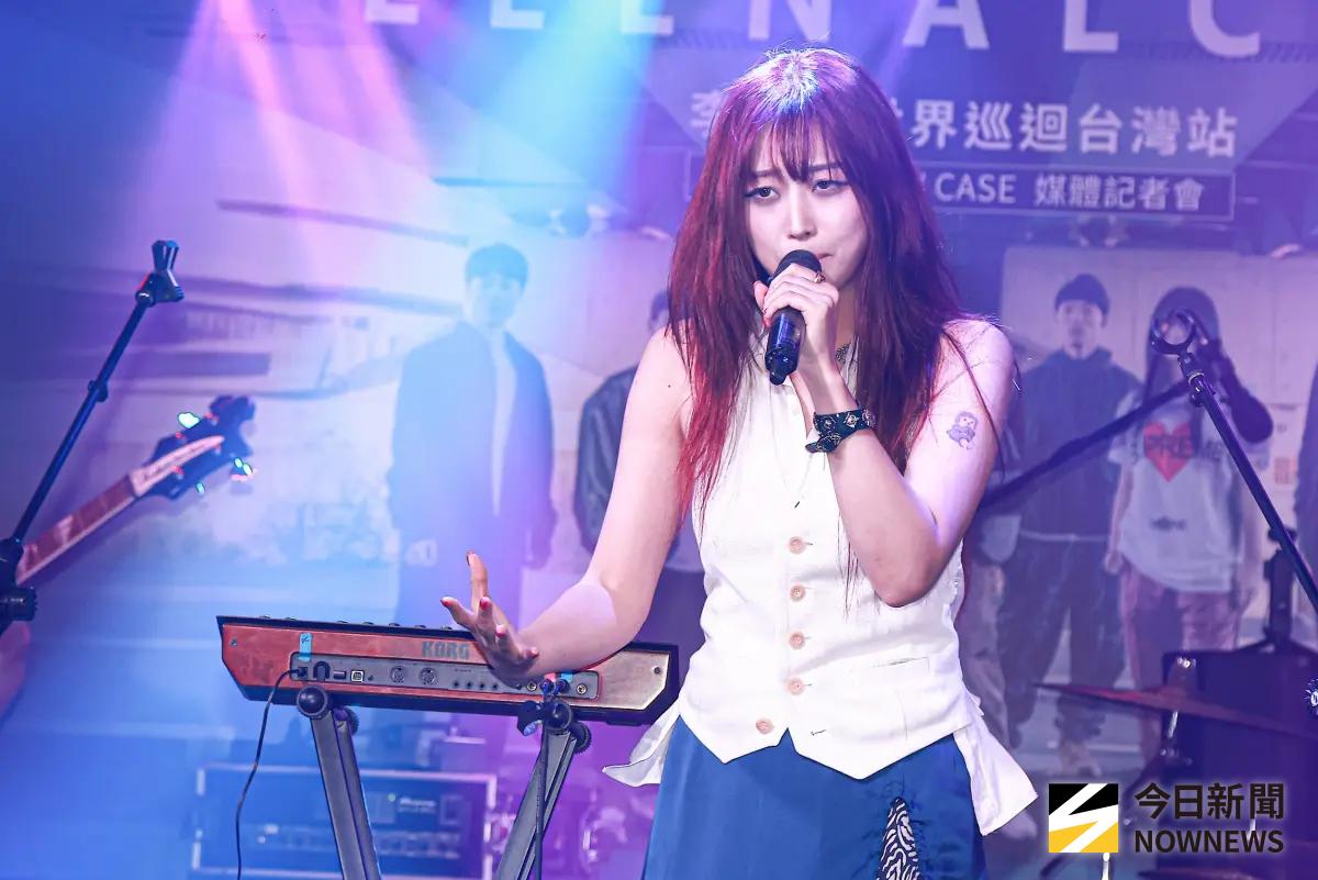 ▲Leenalchi（李捺致）來台表演，也抽空去霞海城隍廟拜月老，但不知道拜法就把香倒插，慘被成員調侃「發爐了」。圖為主唱崔秀印。（圖／記者葉政勳攝）