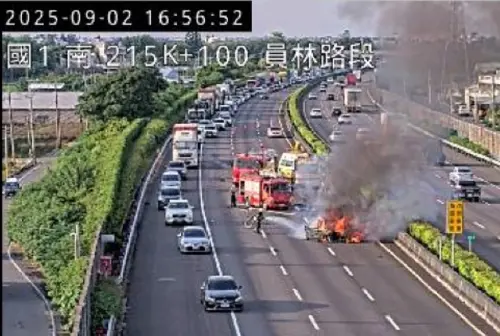▲國1北上215公里員林路段，今天下午發生追撞火燒車事故，一名駕駛受困車內慘成焦屍。（圖／翻攝高速公路1968）