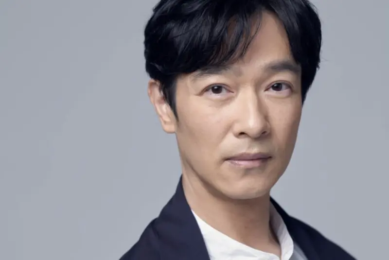 ▲由日本男星堺雅人主演的《VIVANT》日前開拍續集，劇組前往海外拍攝時發生的死亡車禍，釀成1死1傷，電視台TBS回應了。（圖／@THETIME_TBS X）