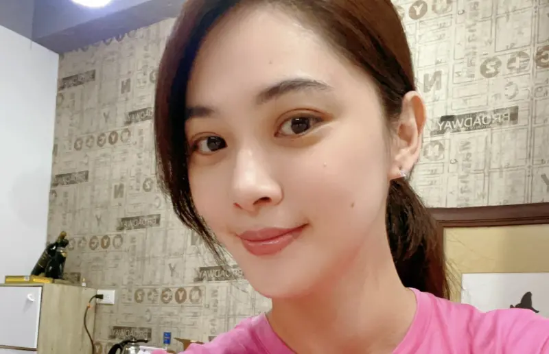 ▲熊家婕24歲時就未婚懷孕，老公李㼈在飯桌上一直不敢開口跟爸爸說，最後還是她霸氣喊「我要結婚了」才讓父母知道。（圖／翻攝自臉書@家婕333）