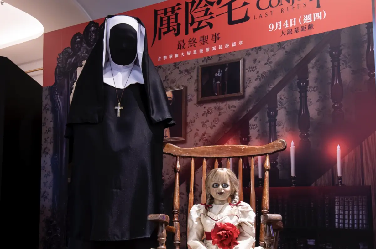 ▲《厲陰宅：最終聖事》再度出現鬼娃安娜貝爾（右），和華倫夫婦繼續大戰。台灣片商將安排本週末讓安娜貝爾與鬼修女（左）一起出席「影人陪看場」，讓恐怖片迷感受到更逼真的驚嚇快感。（圖／華納兄弟提供）