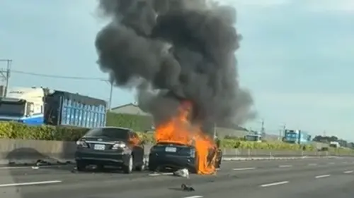 ▲ 國1北上215公里員林路段，昨天（2號）下午發生追撞火燒車事故，一名駕駛受困車內死亡。（圖／翻攝記者爆料網）