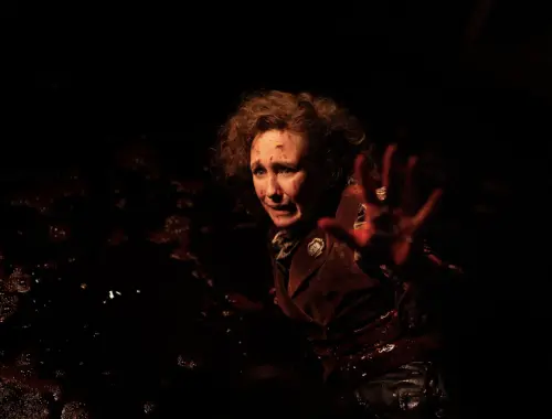 ▲華倫太太在《厲陰宅：最終聖事》中面臨極端恐怖的厲鬼挑戰，命懸一線。（圖／華納兄弟提供）