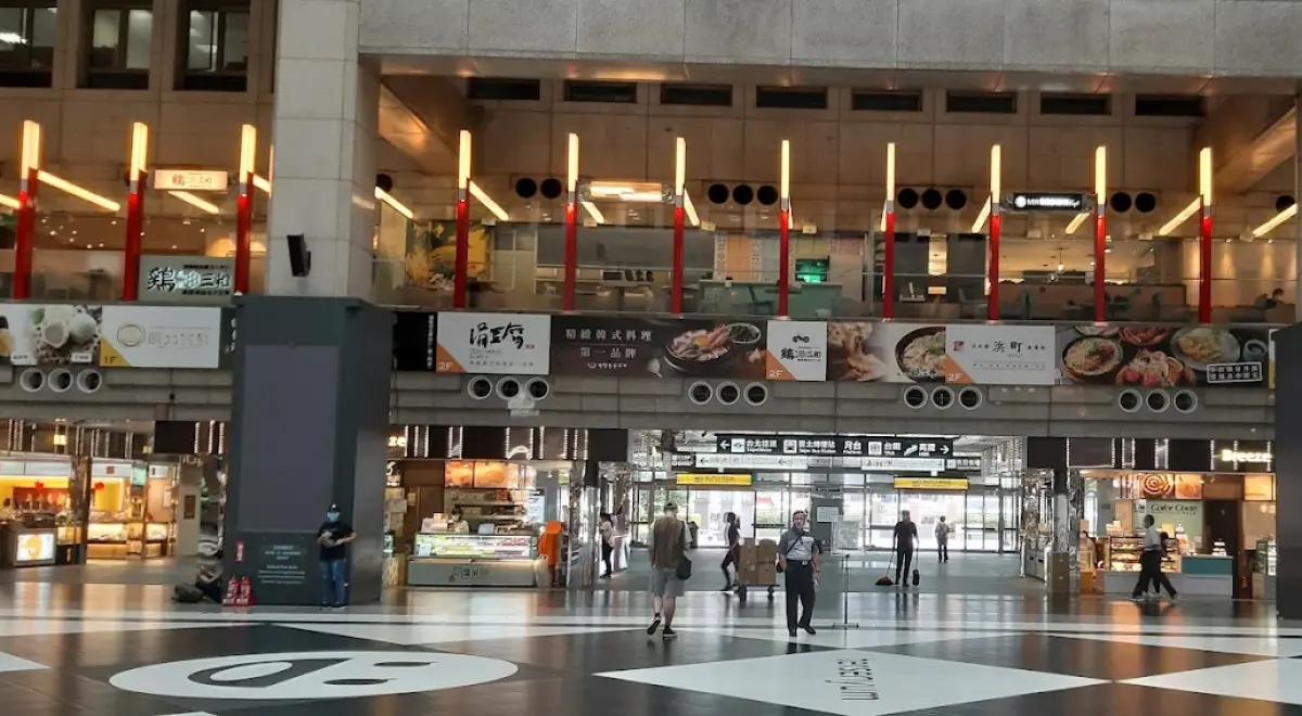 ▲台北車站9日驚傳有一名喝醉的女子遭到通緝犯拖牆性侵10分鐘。（圖／翻攝自Google評論）