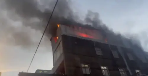 快訊／土城頂樓加蓋民宅冒出濃煙火光　警消搶救所幸屋內無人
