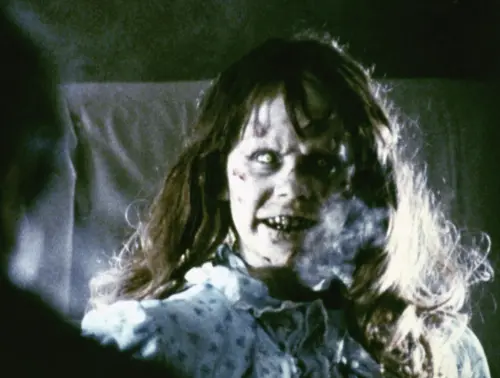 ▲《大法師》小女孩被惡靈附身，表情猙獰又可怕，嚇到不同世代的台灣觀眾。（圖／摘自IMDb）