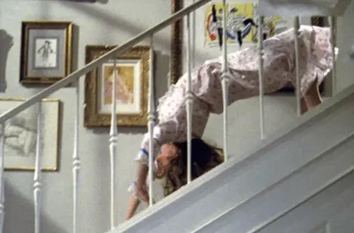 ▲《大法師》小女孩下腰迅速爬下樓梯、宛若蜘蛛的鏡頭，堪稱片中最為經典的嚇人畫面之一，首度上映時卻被導演剪掉，直到千禧年推出《大法師：公開完整版》才被加回去，果然締造熱烈話題。（圖／摘自Warner Bros.）