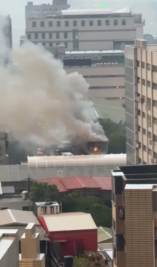 ▲新北市土城區中央路四段上的公寓頂加鐵皮，傍晚6時許發生大火，現場濃煙竄天。（圖／民眾提供）