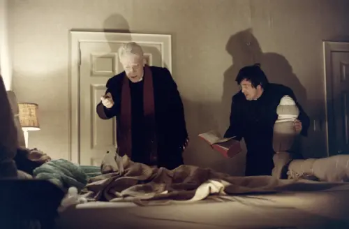 ▲《大法師》中的驅魔神父都沒能全身而退，打破過往觀眾對於「邪不勝正」的信任感，因此許多人感到不寒而慄。（圖／摘自IMDb）