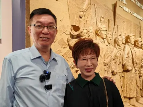 洪秀柱參觀抗日紀念館！偶遇他自嘲「準備被批判」：我無所謂

