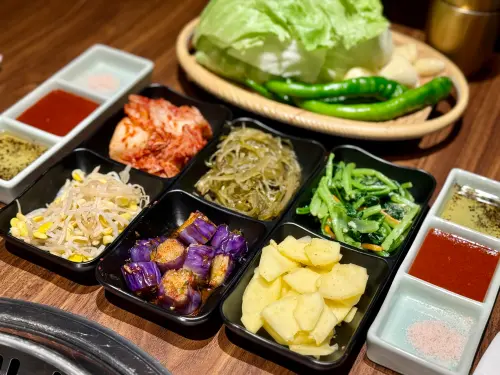 ▲姜滿堂用餐就送6大韓式小菜、6大鮮蔬自助吧吃到飽。（圖／記者蕭涵云攝）