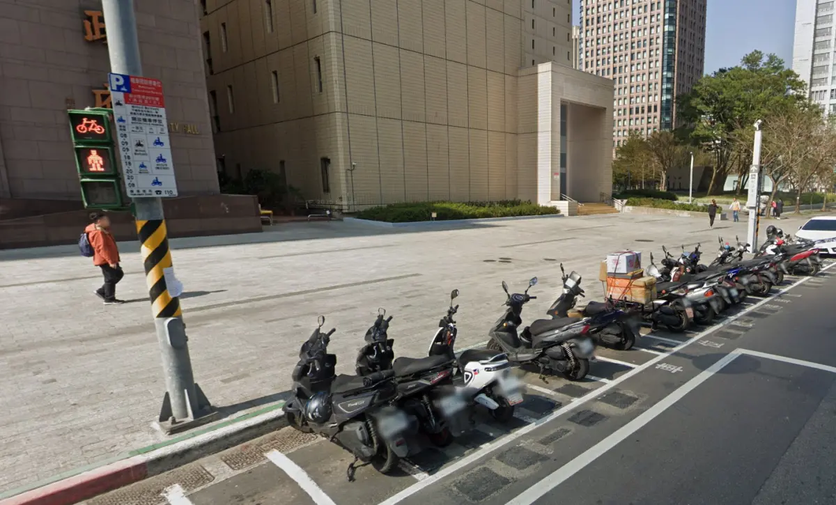 ▲有民眾在台北市松智路上，將共享機車停放路邊車格還車，後續卻收到600元罰單。（圖／GoogleMaps）