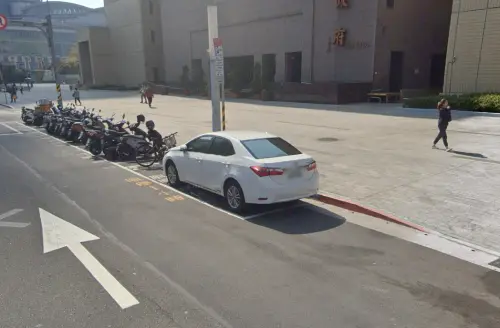 ▲台北市政府旁「汽車限時停車位」則是限停1小時內，超過也會被開罰。（圖／GoogleMaps）