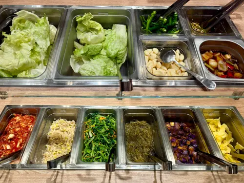 ▲姜滿堂自助吧韓國泡菜、醋溜海帶絲、涼拌菠菜、醬燒茄子、包肉生菜及辣椒蔥絲隨你吃。（圖／記者蕭涵云攝）
