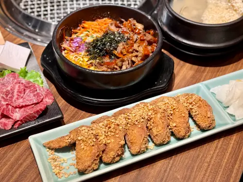 ▲姜滿堂韓式料理有「香蒜辣雞翅、經典石鍋拌飯」可選。（圖／記者蕭涵云攝）