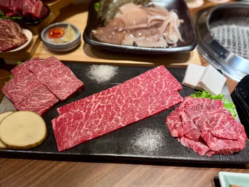 ▲「世界三大和牛拼盤」開吃左起：日本A5和牛、美國SRF極黑和牛翼板、澳洲和牛板腱。（圖／記者蕭涵云攝）