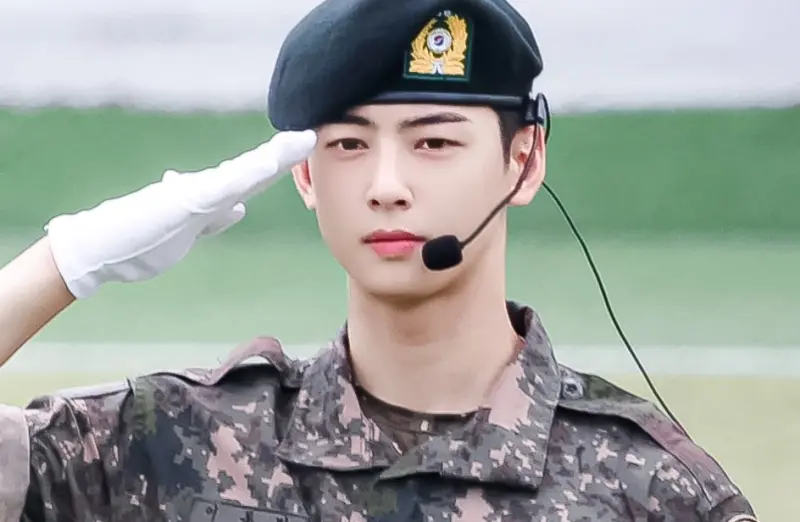 ▲車銀優今（2）日迎來陸軍訓練所的結業式，他擔任代表喊口號帶同期們敬禮，穿著軍服的帥照因此被瘋傳，粉絲驚呼：根本拍電影。（圖／X@ChaEunwooINTL）