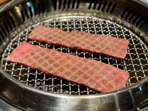 ▲日本A5和牛放在鐵盤上好誘人。（圖／記者蕭涵云攝）