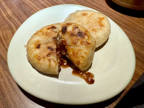 ▲姜滿堂Dream Plaza新門市限定「韓式烤糖餅」10元加購優惠。（圖／記者蕭涵云攝）