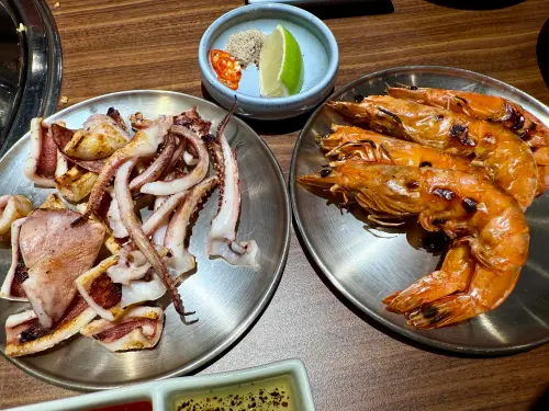 ▲鮮蝦魷魚拼盤也烤得恰到好處。（圖／記者蕭涵云攝）