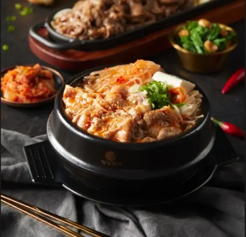 ▲「八色烤肉mini」也吃得到道地韓式鍋物。（圖／記者蕭涵云攝）