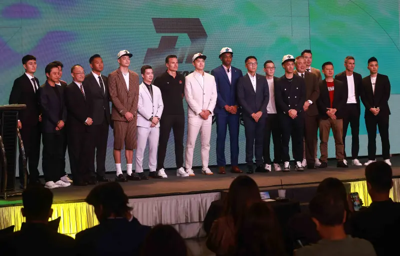 ▲P. LEAGUE+ 職籃聯盟今（2）日舉辦選秀大會，最終共有17位球員完成報名。選秀順位方面， 擁有首輪狀元籤的是洋基工程，接下來依序是台南台鋼獵鷹、台北富邦勇士，以及上季總冠軍桃園領航猿；後續各輪選秀也將依此順序進行。身高195公分，近兩年皆入選瓊斯盃國手的射手葉惟捷成為洋基工程隊史第一位狀元。（圖／記者葉政勳攝 , 2025.09.02）