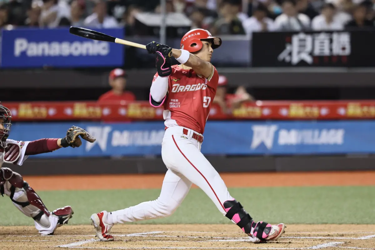 ▲曾聖安單場3次上壘，包含2次四壞、1支安打，右外野守備上也有技驚四座的超美技撲接，阻擋樂天桃猿反撲，味全龍終場5：2贏球。（圖／味全龍提供）