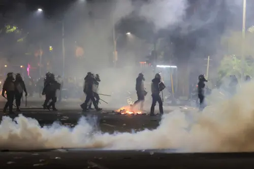 印尼示威已釀10死！抗議者丟汽油彈　警射催淚彈、橡膠子彈
