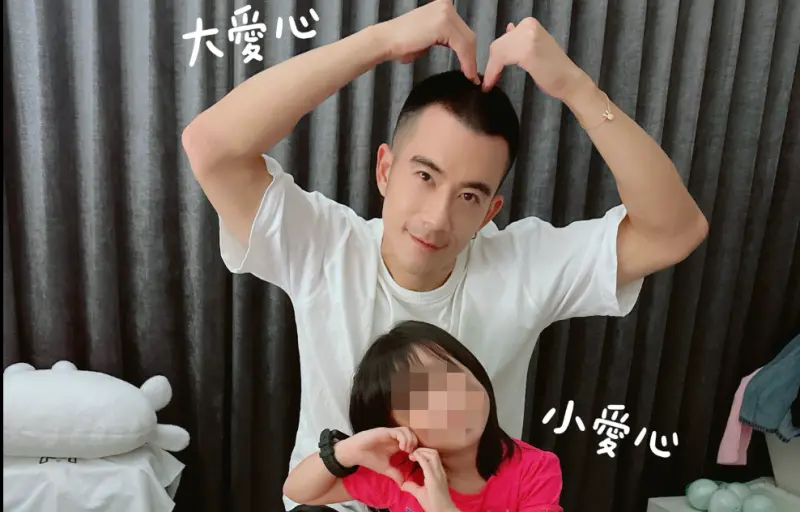 ▲紀言愷（後）是出了名的女兒傻瓜，不過之前父女業配，他卻讓5歲女兒只穿內褲就入鏡，引來爭議，隨後也將該文刪除。（圖／翻攝自臉書JR 紀言愷）