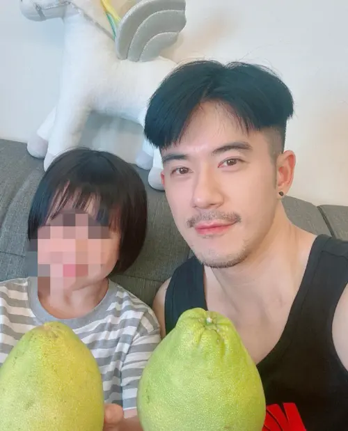 ▲紀言愷（右），常常分享與女兒的互動，深受粉絲喜愛。（圖／翻攝自臉書JR 紀言愷）