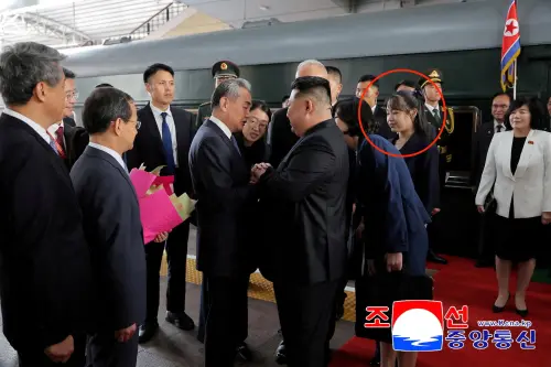 ▲從朝中社釋出的照片可以清楚看到，金正恩愛女金主愛緊跟在後。（圖／路透社／達志影像）