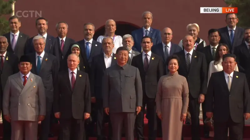    ▲在各國領導人到達九三閱兵活動會場後，聚集在端門前拍大合照，其中習近平站在中間，蒲亭站在習近平的右側，金正恩則是站在彭麗媛左側。（圖／擷取自央視直播畫面）  