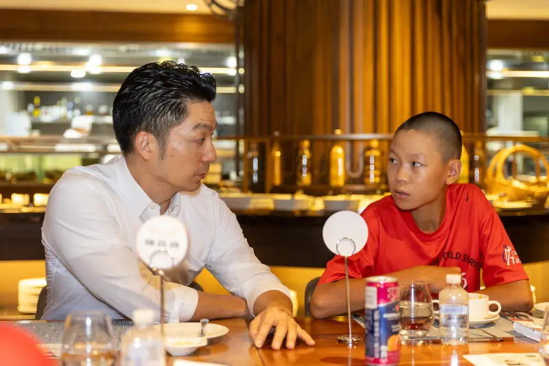 ▲北市萬華區東園國小少棒隊在2025威廉波特世界少棒錦標賽勇奪世界冠軍，台北市長蔣萬安兌現承諾請吃大餐。（圖／北市教育局提供）