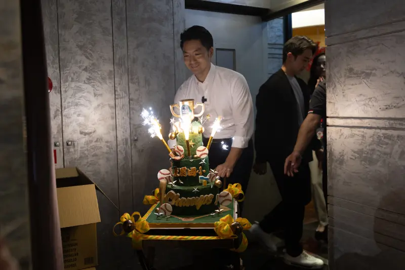 ▲北市東園國小少棒隊在2025威廉波特世界少棒錦標賽勇奪世界冠軍,台北市長蔣萬安兌現承諾請吃大餐。(圖/北市教育局提供)