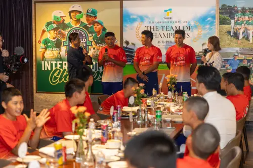 ▲北市東園國小少棒隊在2025威廉波特世界少棒錦標賽勇奪世界冠軍，台北市長蔣萬安兌現承諾請吃大餐，邀請江宏恩、夏語心擔任主持人。（圖／北市教育局提供）