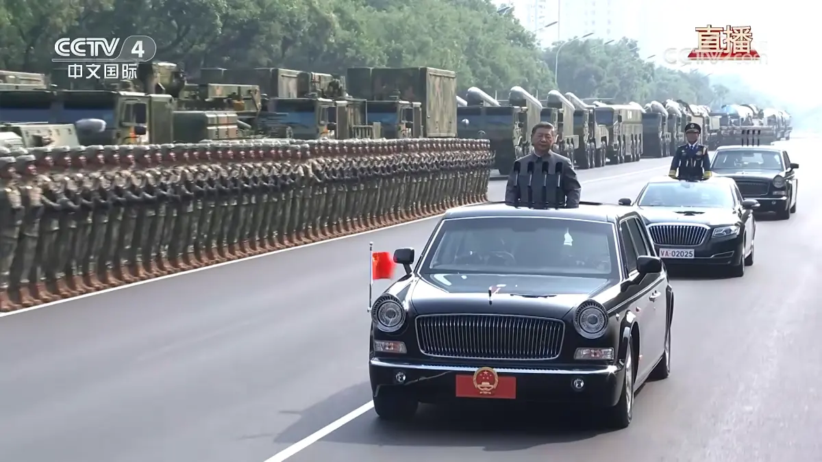 ▲中國國家主席習近平搭乘紅旗轎車，駛上長安街，開始閱兵。（圖／擷取自央視直播）