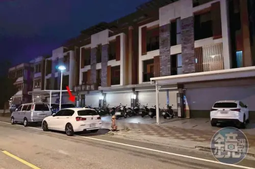 ▲張妻到台積電竹南廠附近的日租套房查看，果然發現丈夫的車（箭頭處）。（圖／鏡週刊）